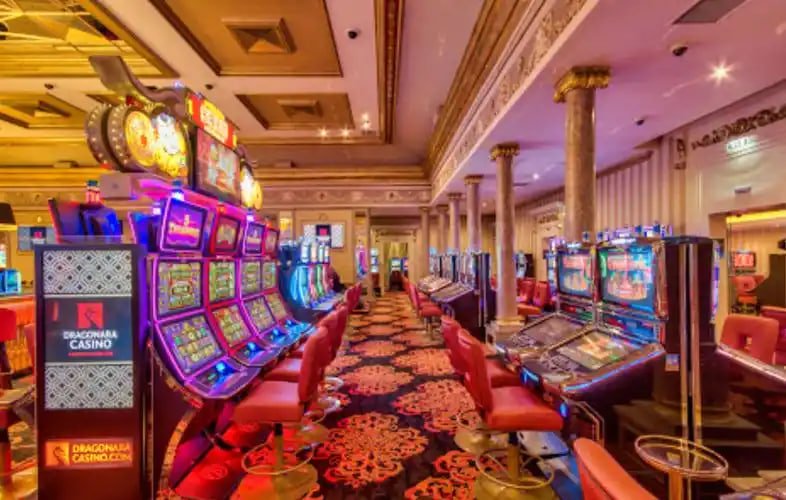 Antarmuka permainan NetEnt di cakar bet menampilkan berbagai meja dan dealer